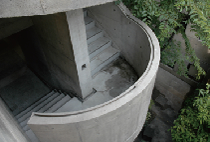 218 HOUSE 共用部・手摺壁18cm
